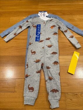 NWT Pekkle boys 2 piece sleeper size 12 months .